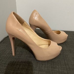 Guess nude Patent leather platform heel